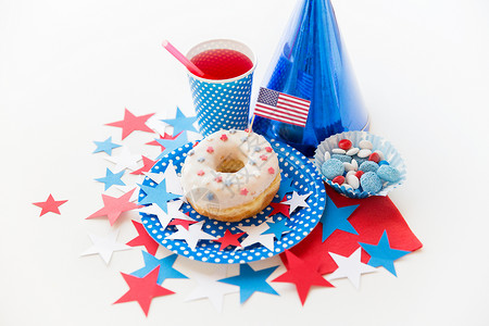 美国独立日,庆祝,主义假日釉甜甜甜圈与果汁糖果次餐具7月4日聚会图片