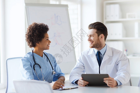 医院,专业,人医学两个快乐的医生与平板电脑电脑会议交谈医疗办公室图片