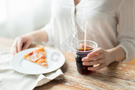 比萨饼家伙快餐,人健康的饮食观念靠近女人的手与比萨饼可口可乐饮料坐桌子上背景