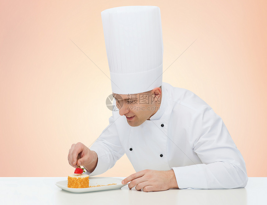 男厨师在装饰甜点图片