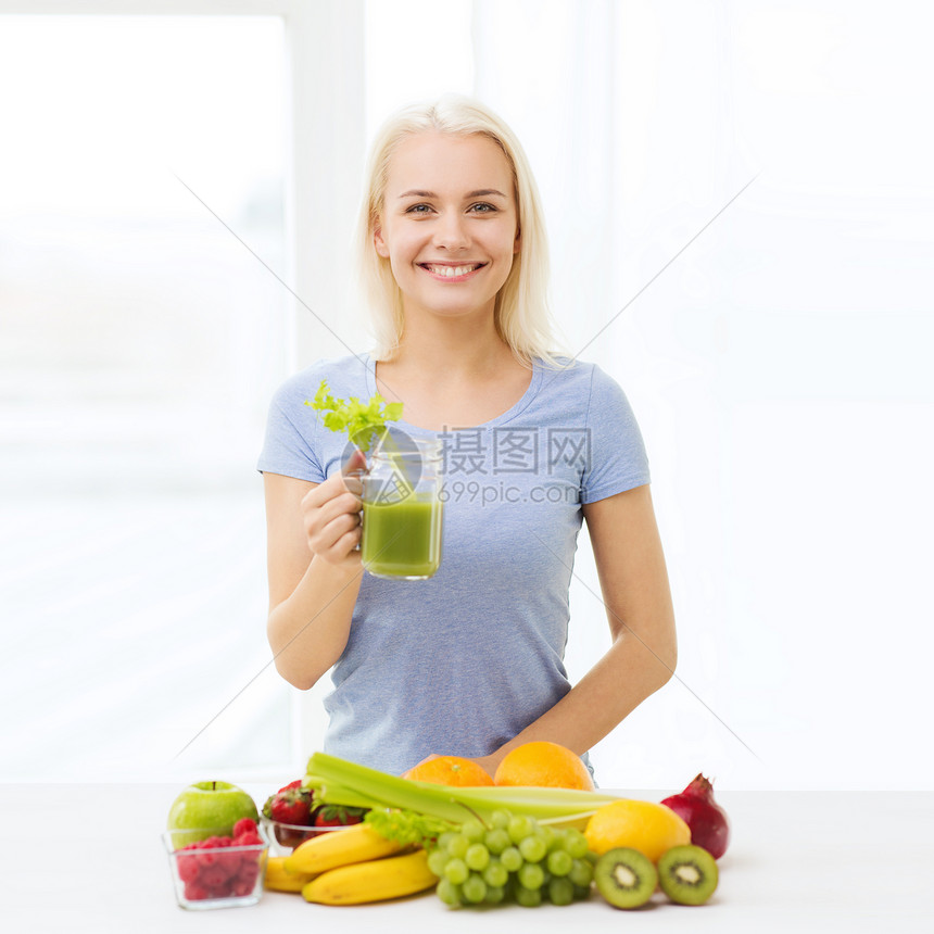 健康饮食,素食,饮食,排人的微笑的女人喝绿色蔬菜汁动璃家里图片