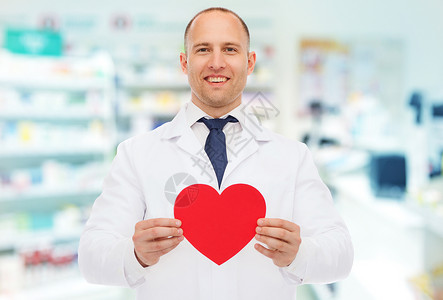 医药,药房,人,保健药理学快乐的男药剂师持红色心脏形状的药店背景图片