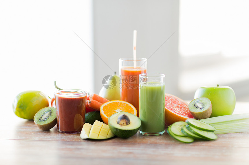 健康饮食,食物饮食新鲜果汁璃水果桌子上图片