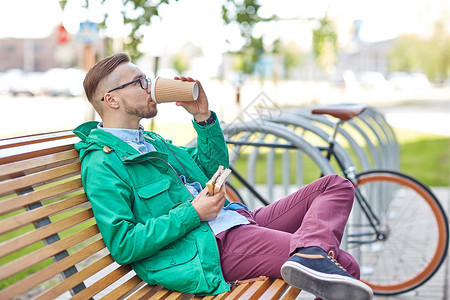 人,风格,休闲生活方式快乐的轻时尚男子喝咖啡杯吃三明治城市街道图片