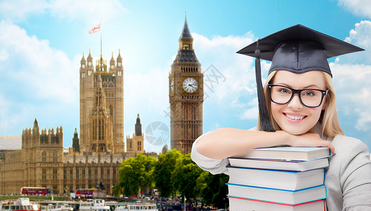 挖沟机教育,学校,知识人的照片快乐的学生女孩妇女特伦彻帽与叠书议会大厦伦敦城市背景背景