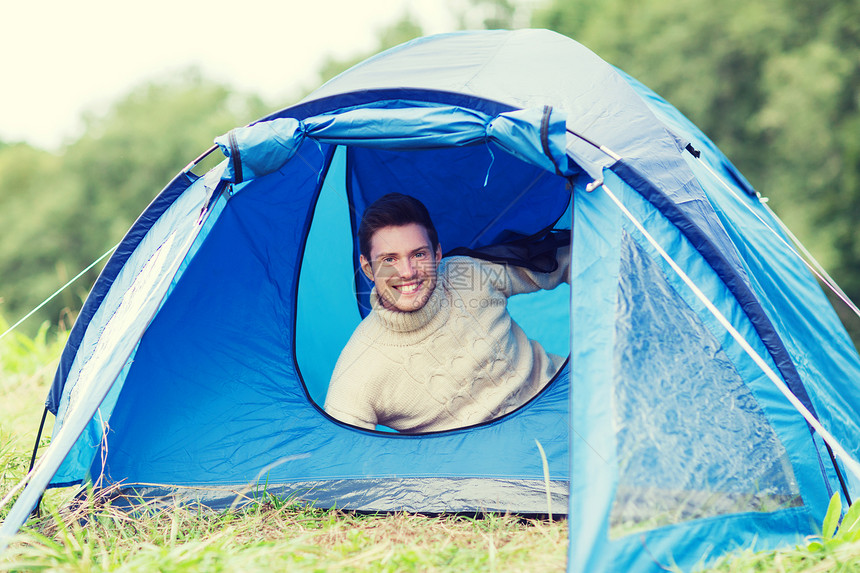 露营,旅游,徒步旅行人的微笑男游客帐篷图片