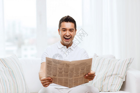 休闲,信息,人们大众媒体的快乐的人看报纸家笑图片