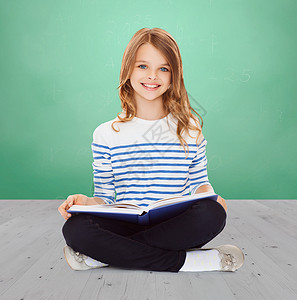 教育,童,人学校的小学生女孩学阅读书的绿色粉笔板背景图片