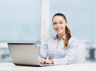 商业技术女商人办公室里笔记本电脑图片