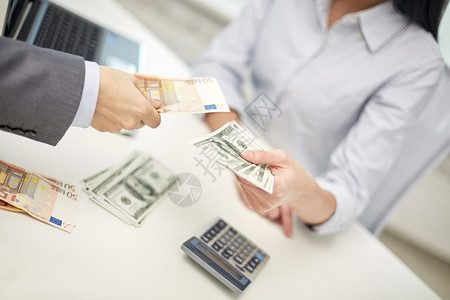 财务货币汇率商业人的密切男女办公室给予金钱的手背景图片