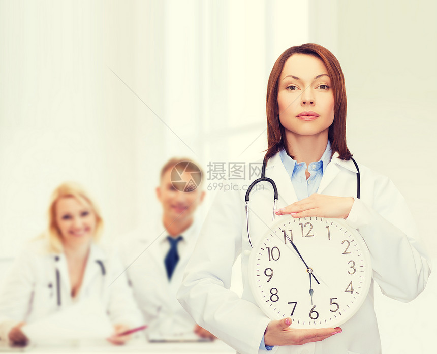 医疗保健医学冷静的女医生与时钟听诊器冷静的女医生闹钟图片