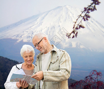 家庭,龄,旅游,旅游人的老夫妇与城市指南日本山区背景图片