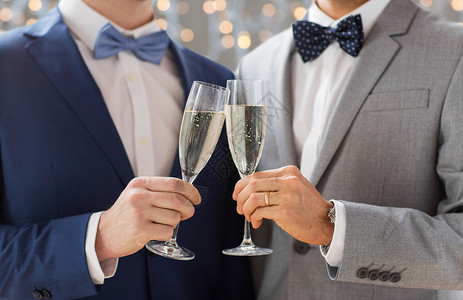 人们,庆祝,同婚姻爱情亲密的幸福已婚男夫妇婚礼上喝泡酒节日灯光背景背景图片