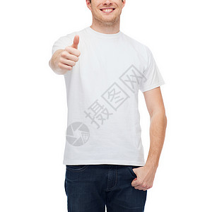 T恤的,手势人的微笑的轻人穿着空白的白色T恤,竖大拇指图片