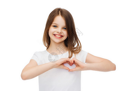 友谊,T恤快乐的人的微笑的小女孩穿着白色空白T恤,用手展示心图片
