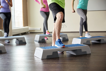 健身,运动,健美操人的群微笑的人健身房的台阶平台上锻炼弯曲腿图片