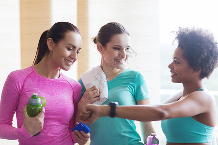 健身,运动,训练,健身房生活方式的快乐的女人健身房的手表上时间图片