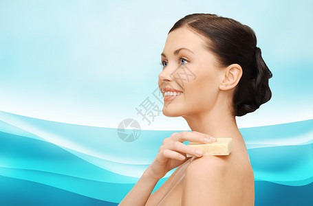 人,美,卫生夏天的美丽的女人用肥皂棒蓝色的背景波浪图片