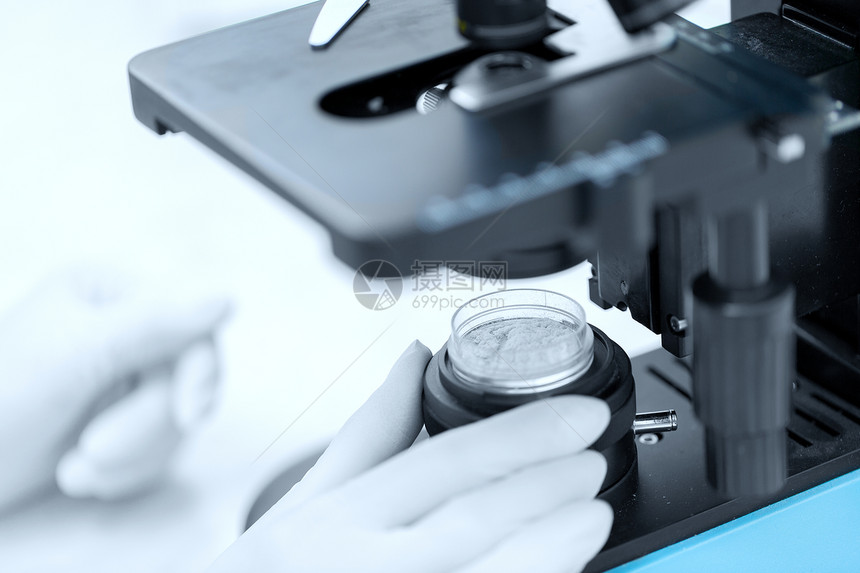 科学化学生物学医学人的用显微镜粉末测试样品临床实验室进行研究图片