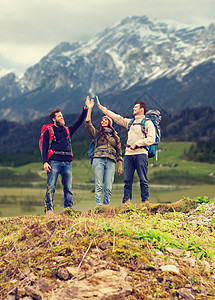 冒险,旅行,旅游,徒步旅行人的群微笑的朋友背包山的背景上了五个手势图片