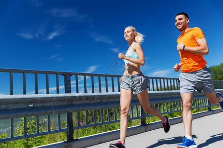 健身,运动,友谊健康的生活方式微笑夫妇与心率手表夏季海边跑步图片