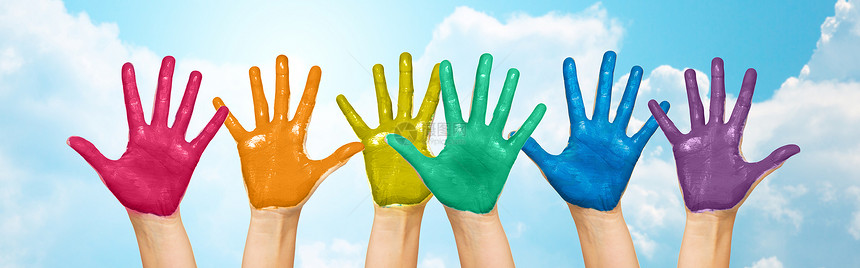 人们,同志的骄傲,创造力艺术人类的手掌蓝天云层背景上涂上彩虹色图片