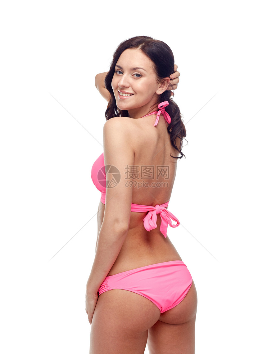 人,时尚,泳装,夏季海滩快乐的轻女人穿着粉红色比基尼泳衣回头看图片