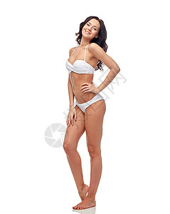 人,时尚,泳装,夏天海滩的快乐的轻女人穿着白色比基尼泳衣图片
