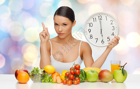 人们,饮食饮食的女人健康的食物着大钟,手指向上,警告蓝光背景图片