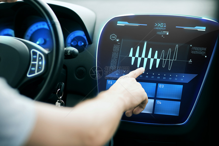 运输,现代技术人的男手指指向汽车控制板屏幕上的图表图片