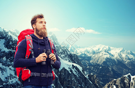 冒险,旅行,旅游,徒步旅行人的男人红色背包望远镜高山背景图片