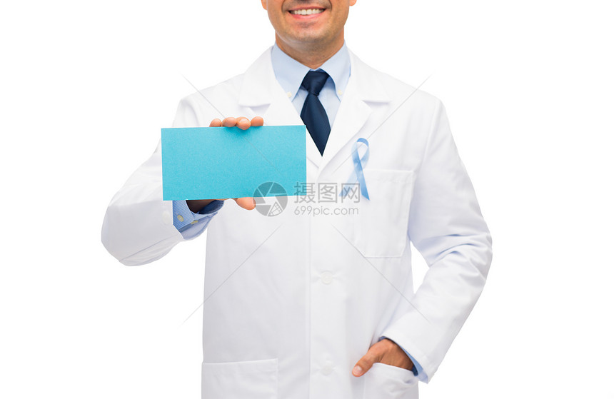 医疗保健,广告,人医学特写微笑的男医生穿着白色外套,用天蓝色的前列腺癌意识丝带着白纸图片