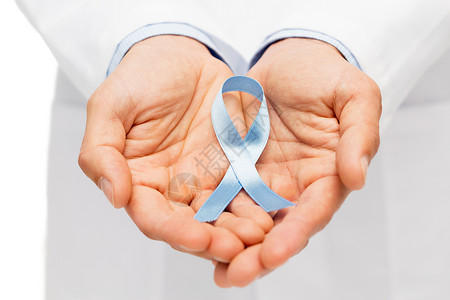 前列腺检查医疗保健,专业,人医学近距离男医生手天蓝色前列腺癌意识丝带背景