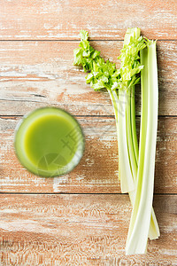 健康饮食,机食品饮食新鲜的绿色果汁与芹菜木桌上图片