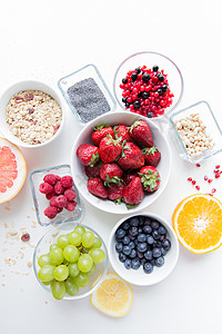 健康的饮食,节食,素食人们的水果浆果碗桌子上高清图片