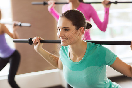 健身,运动,训练,健身房生活方式的群人健身房用酒吧锻炼图片