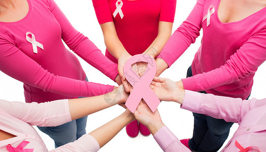 医疗保健,人医学密切妇女空白衬衫与粉红色乳腺癌意识丝带图片