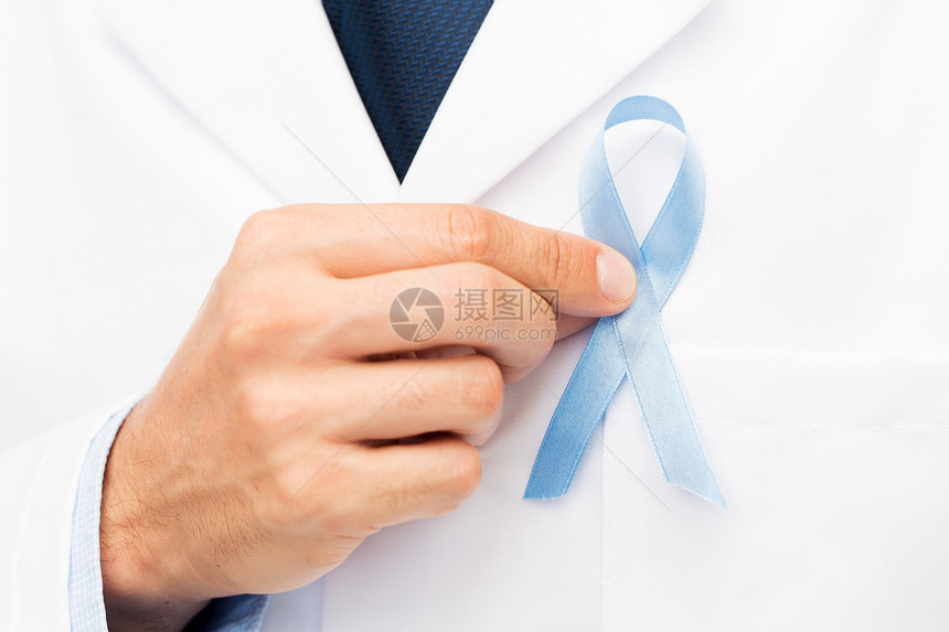 医疗保健,专业,人医学密切男医生的手与天蓝色前列腺癌意识丝带图片