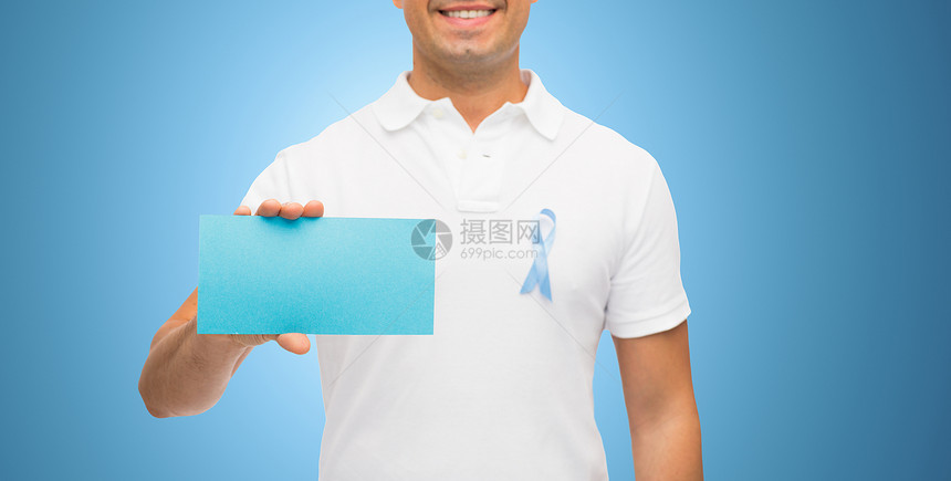 医学,保健,手势人的特写中男子T恤与天蓝色前列腺癌意识丝带持空白纸卡图片