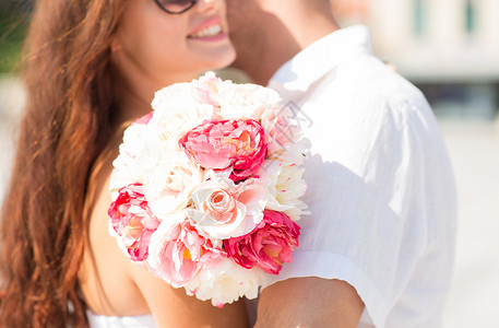 爱情,婚礼,夏天,约会人的亲密的夫妇与鲜花拥抱城市图片