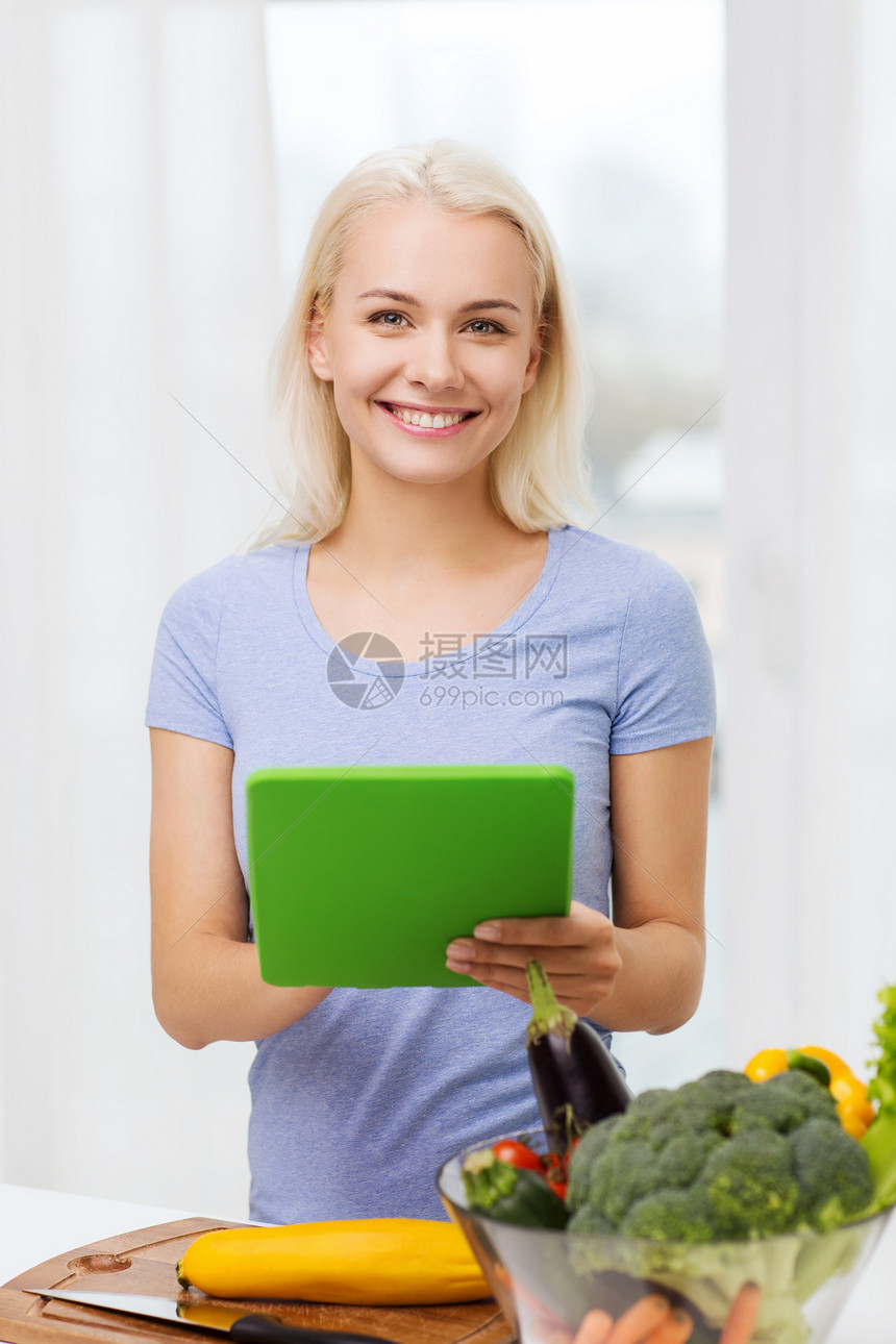 健康的饮食,烹饪,素食,技术人的微笑的轻妇女与平板电脑碗蔬菜家图片