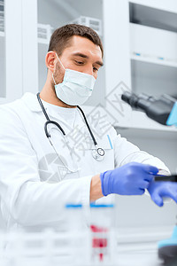 科学医学技术安全人的轻的男科学家医学实验室戴防护手套图片