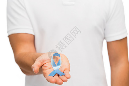 医学,保健,手势人的特写男手蓝色前列腺癌意识丝带背景图片