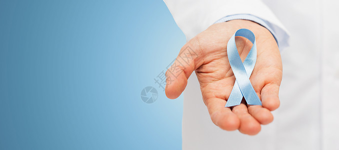 近距离的男医生手握天蓝色前列腺癌意识丝带高清图片