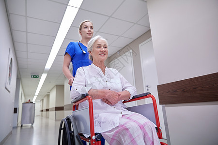护士医院走廊坐轮椅的老妇女病人图片