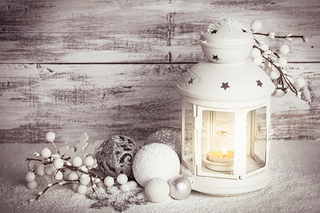 圣诞灯笼,装饰雪白色破旧的木制背景上图片