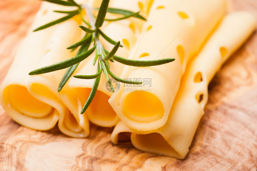 木板上的Provolidolce奶酪片图片