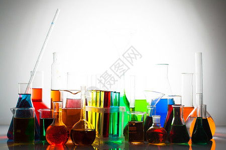 实验室璃彩虹色液体,化学静物背景图片
