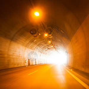 隧道尽头的灯图片