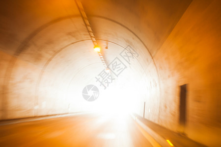 隧道尽头的灯图片